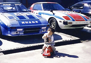 JSS仕様とRX-7レース仕様のSA22C 手前はアペックスと前輪4本の変な車？